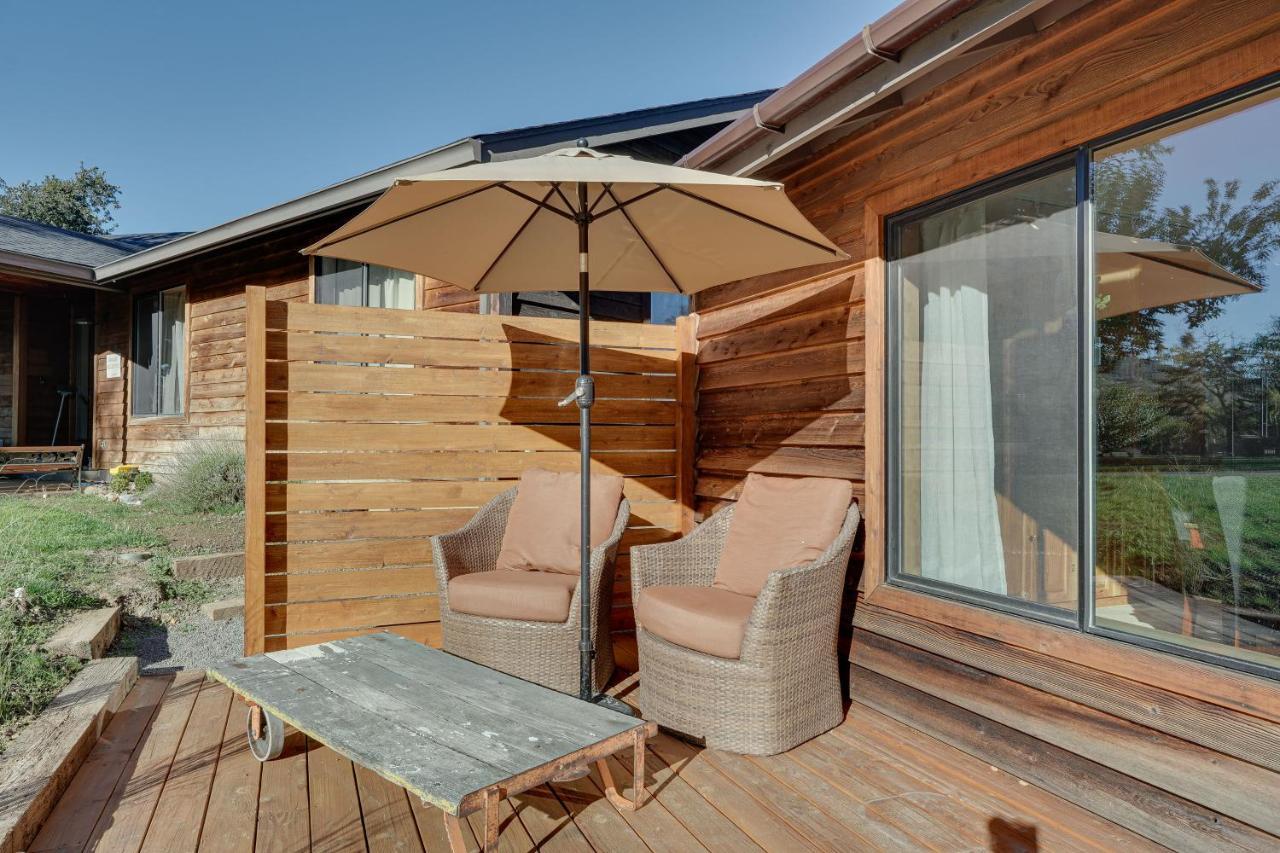 Cozy Central Point Bungalow On Working Winery! Екстер'єр фото
